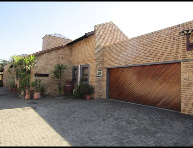 3 BEDROOM TOWNHOUSE FOR SALE IN VANDERBIJLPARK SW 5